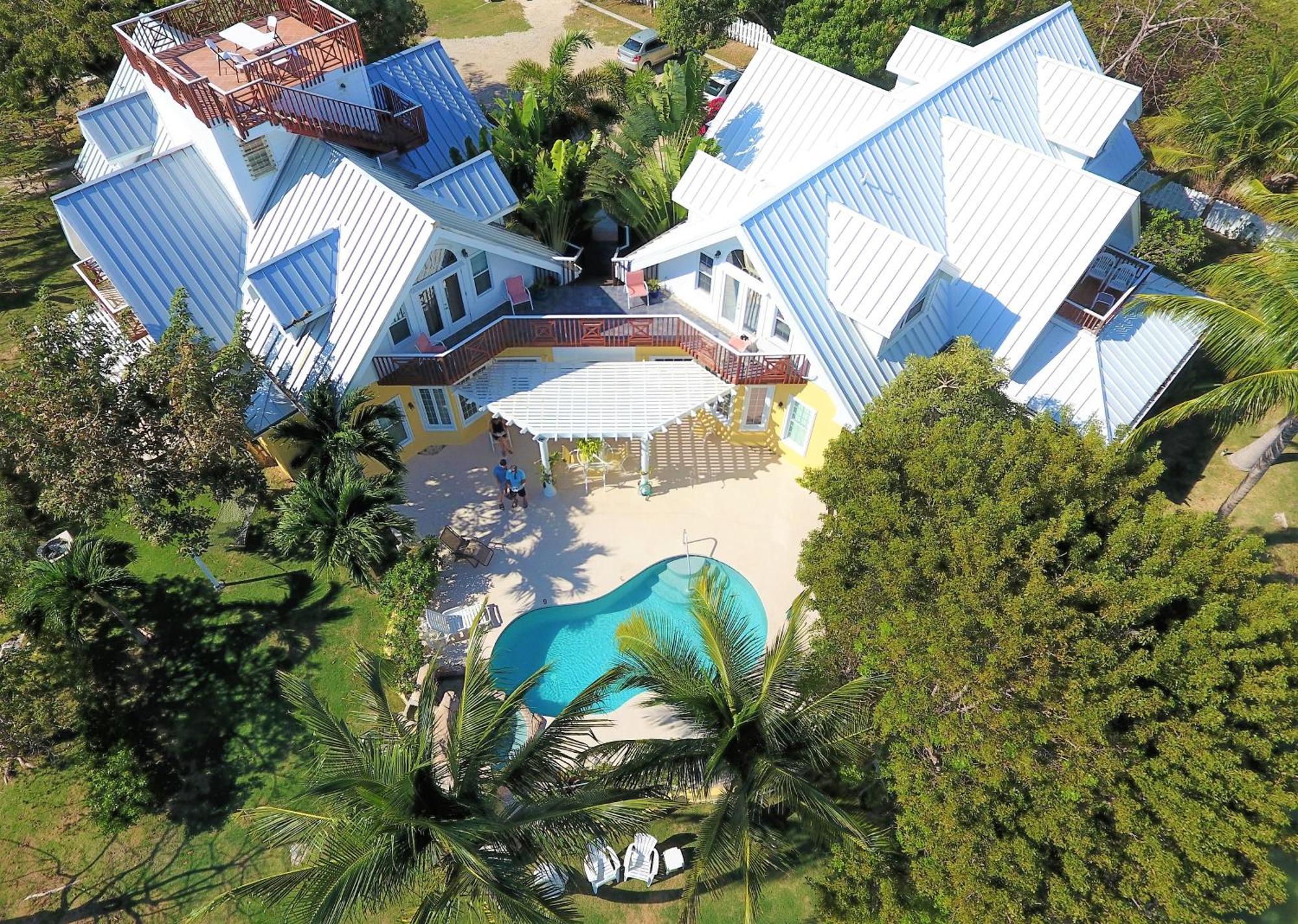 Shangri-La Boutique Bed & Breakfast West Bay Exterior photo