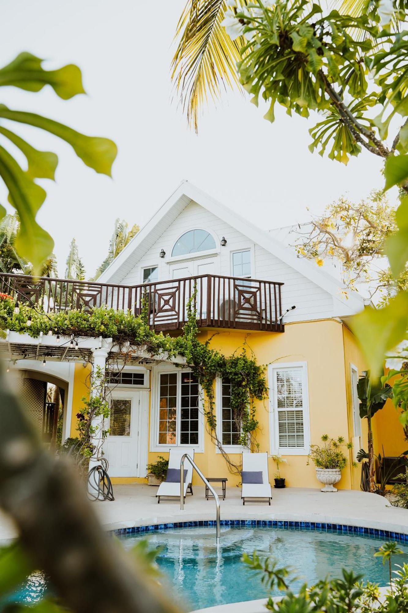 Shangri-La Boutique Bed & Breakfast West Bay Exterior photo