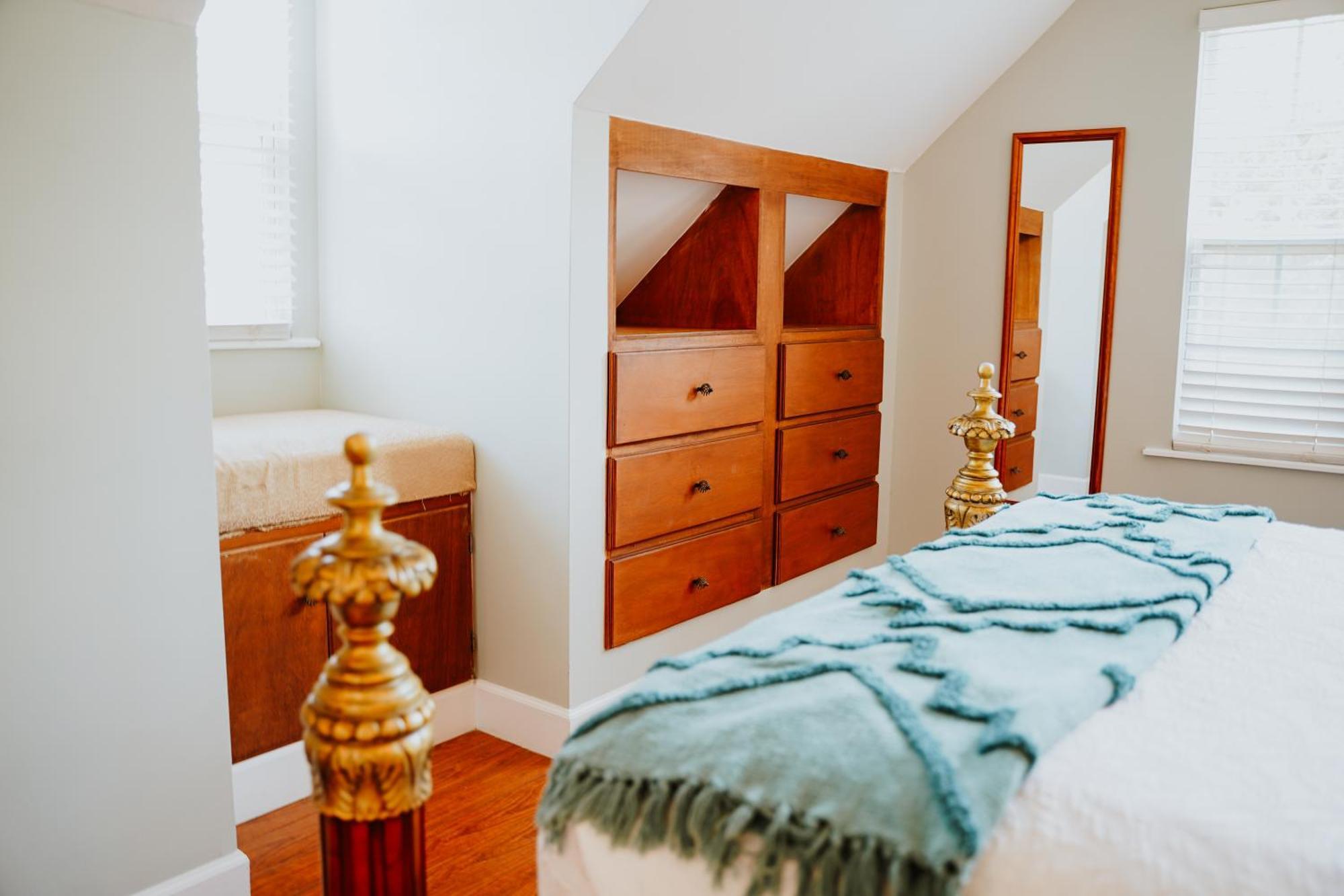 Shangri-La Boutique Bed & Breakfast West Bay Room photo