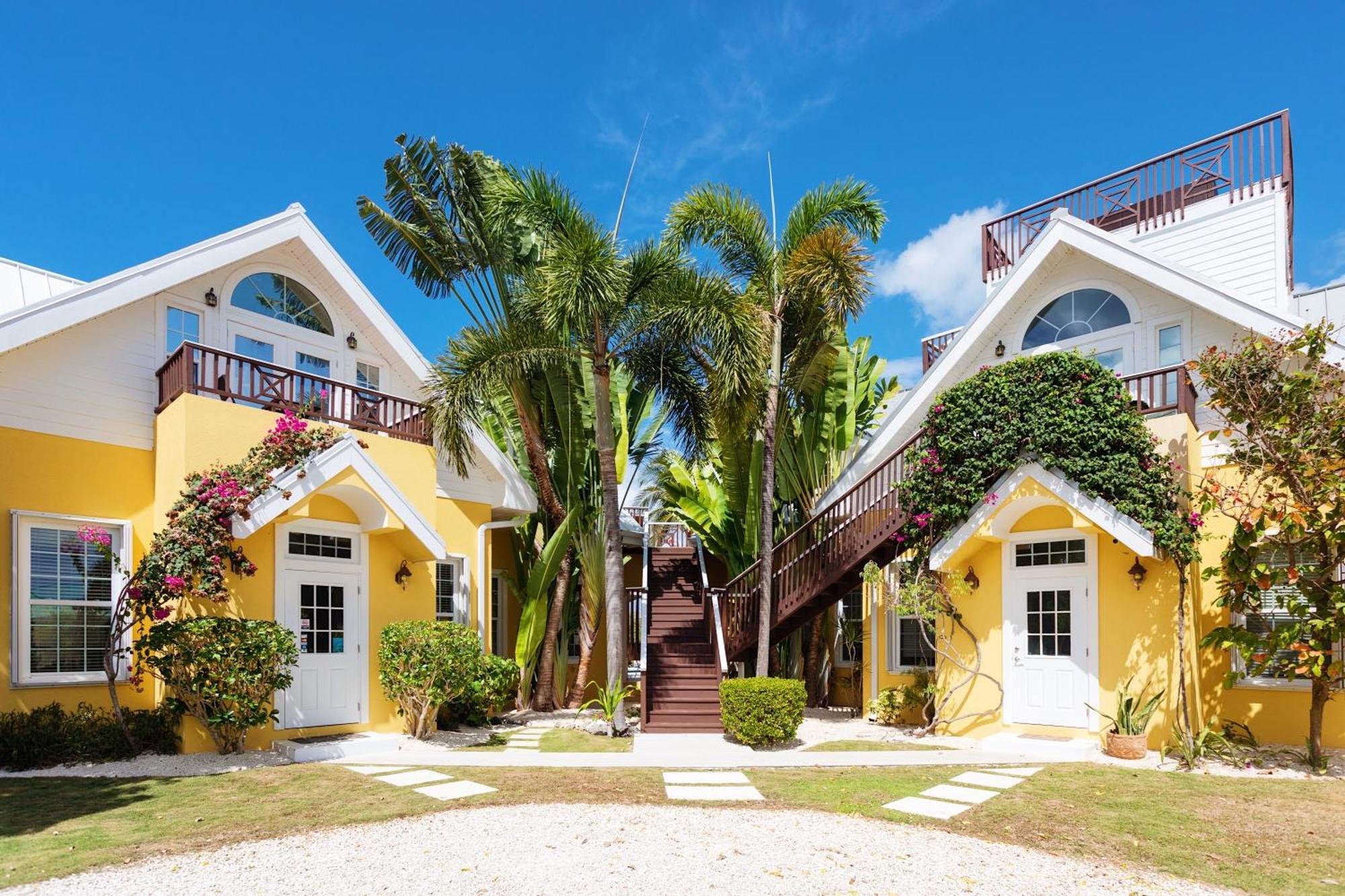 Shangri-La Boutique Bed & Breakfast West Bay Exterior photo