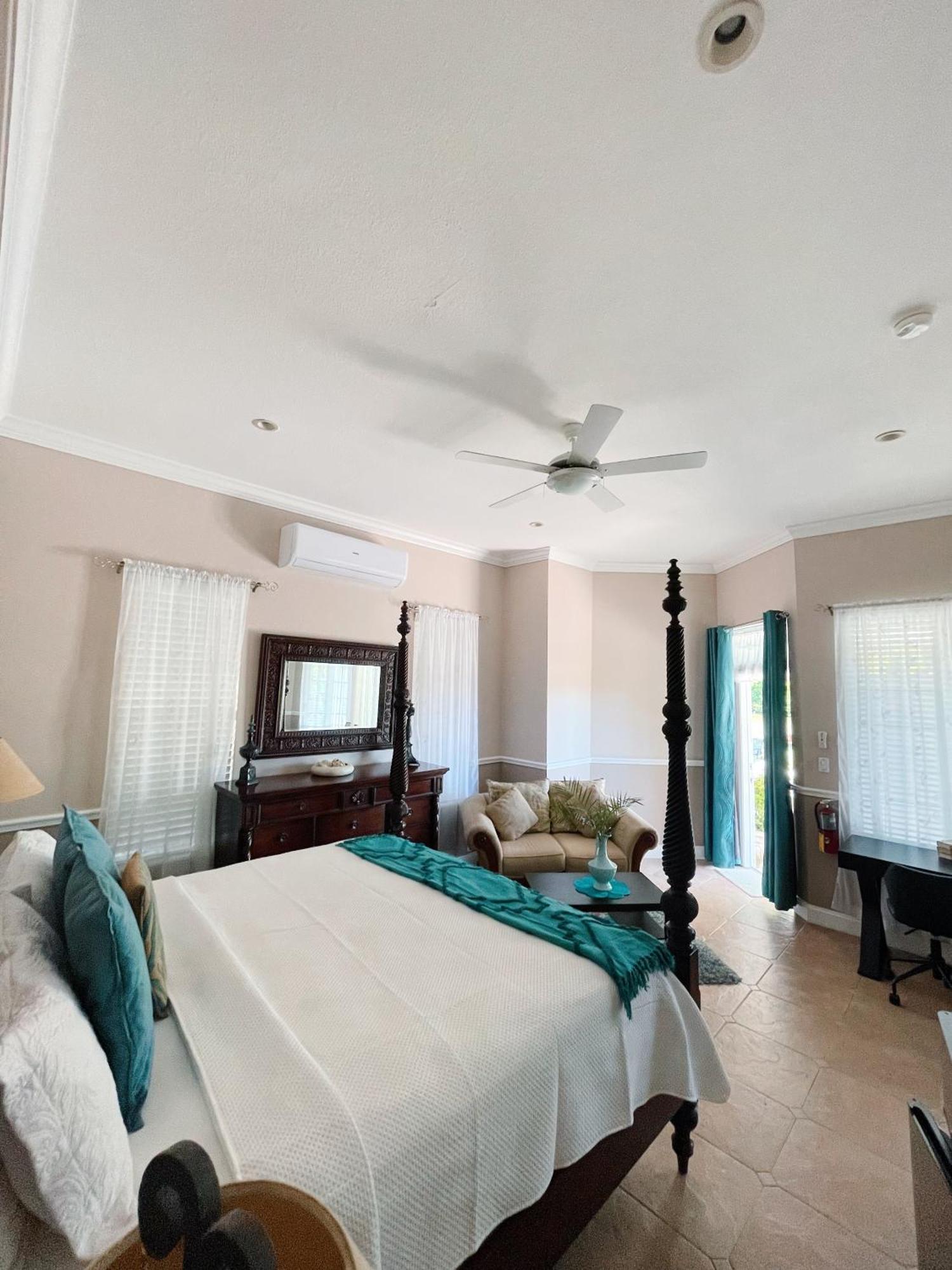 Shangri-La Boutique Bed & Breakfast West Bay Room photo