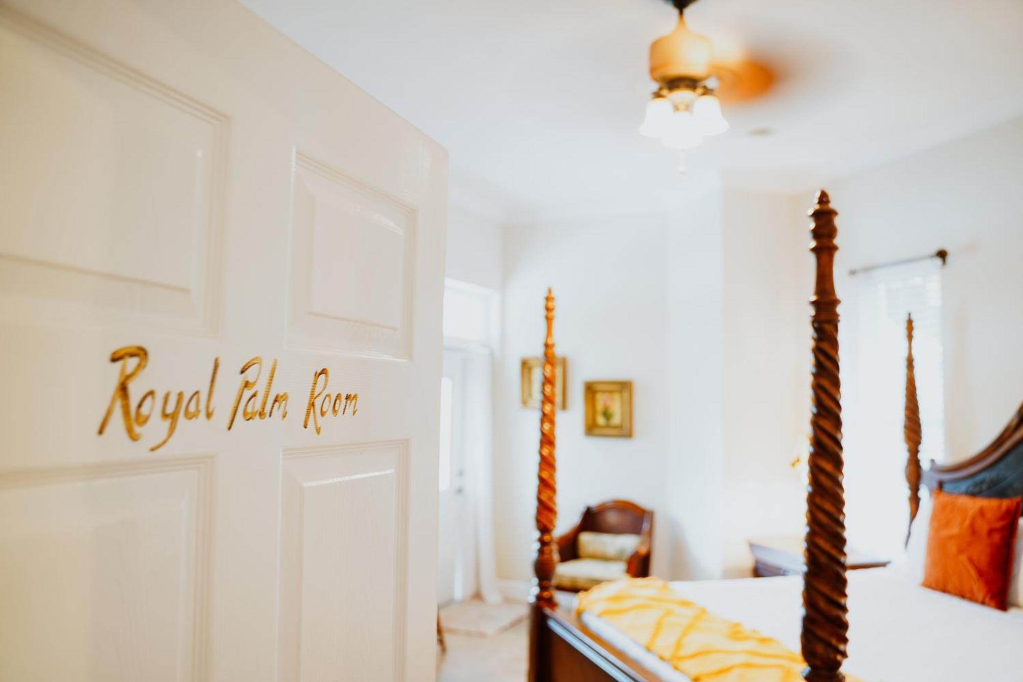 Shangri-La Boutique Bed & Breakfast West Bay Room photo