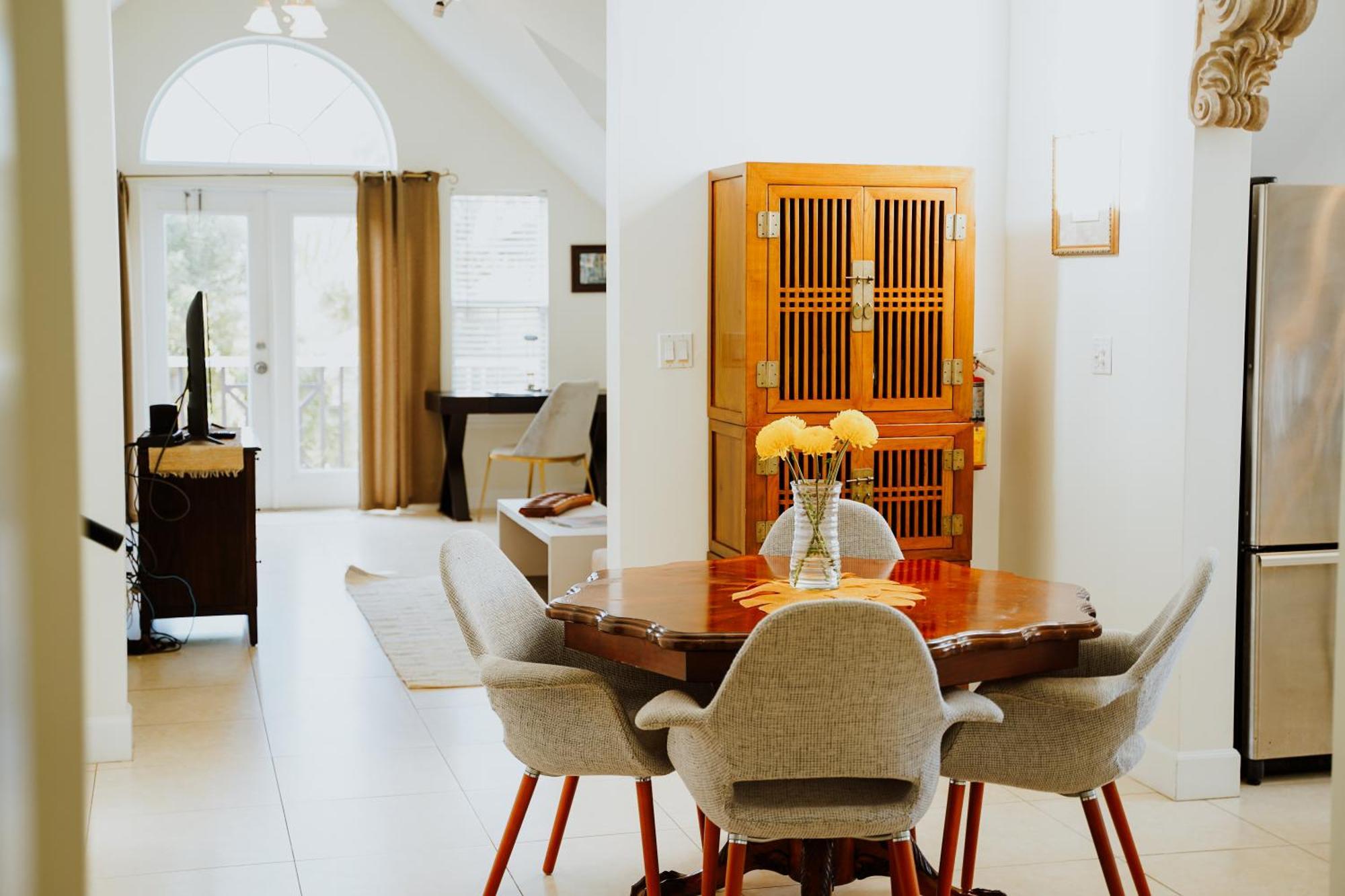 Shangri-La Boutique Bed & Breakfast West Bay Room photo