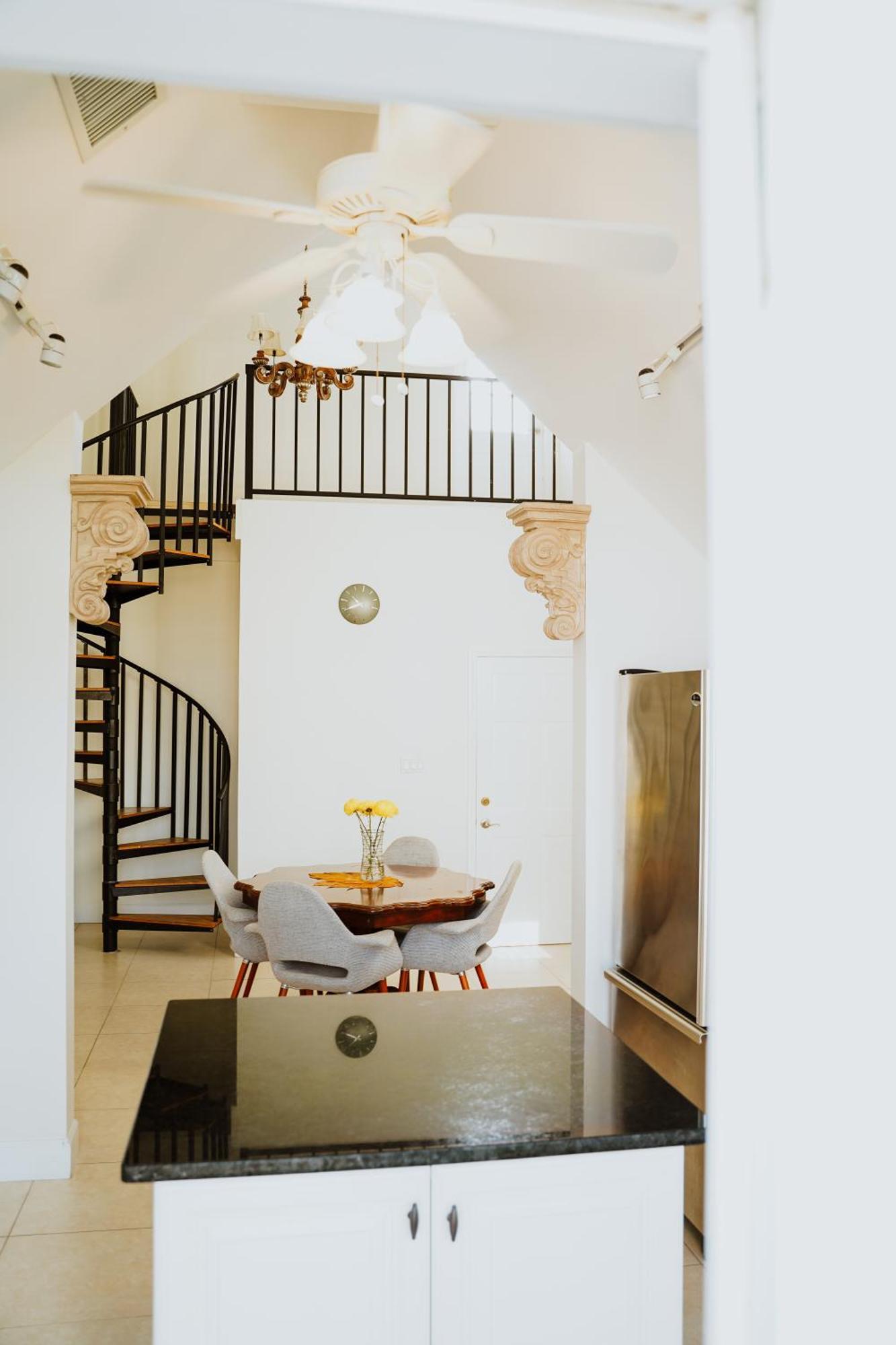 Shangri-La Boutique Bed & Breakfast West Bay Room photo