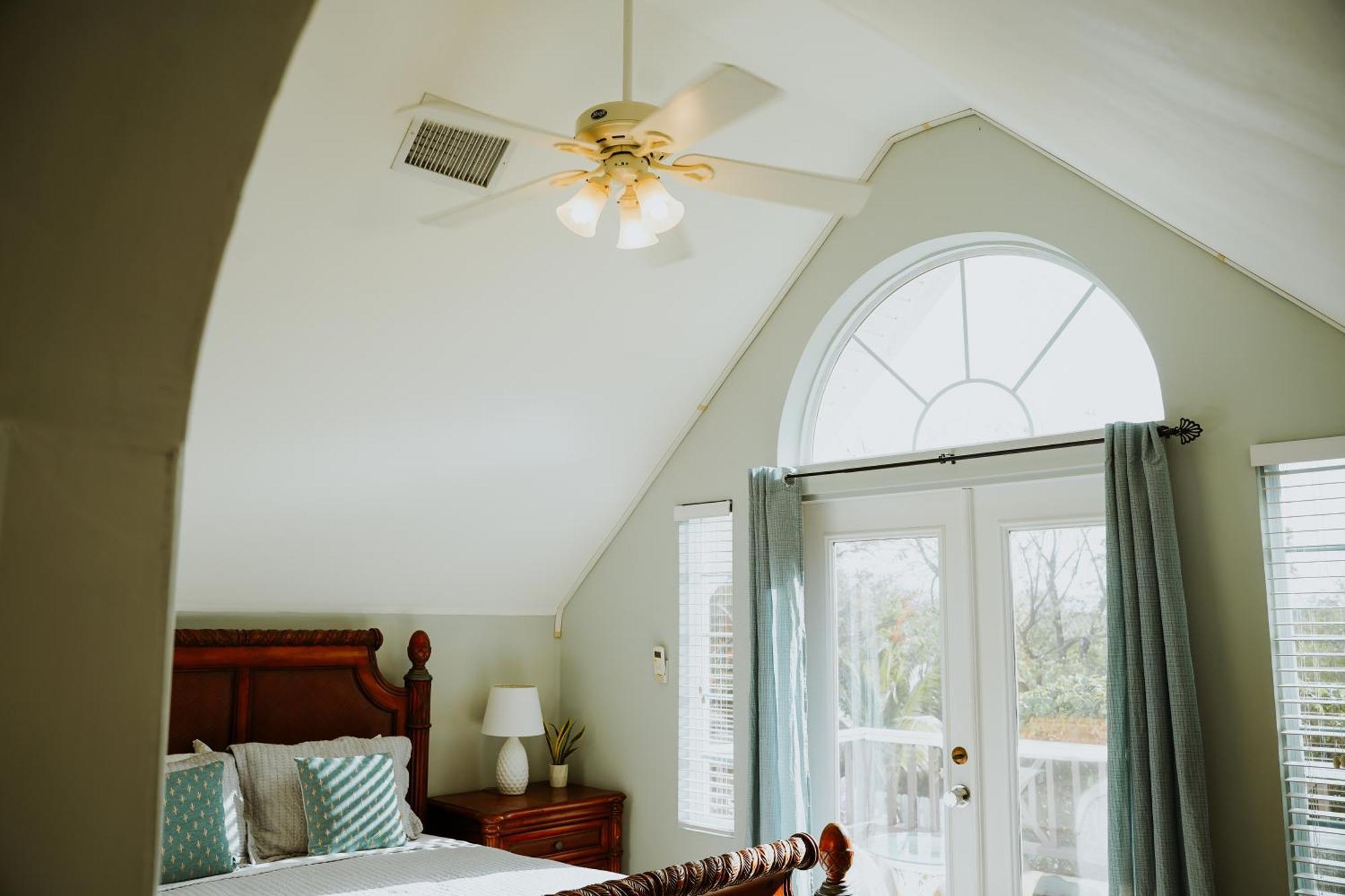 Shangri-La Boutique Bed & Breakfast West Bay Room photo