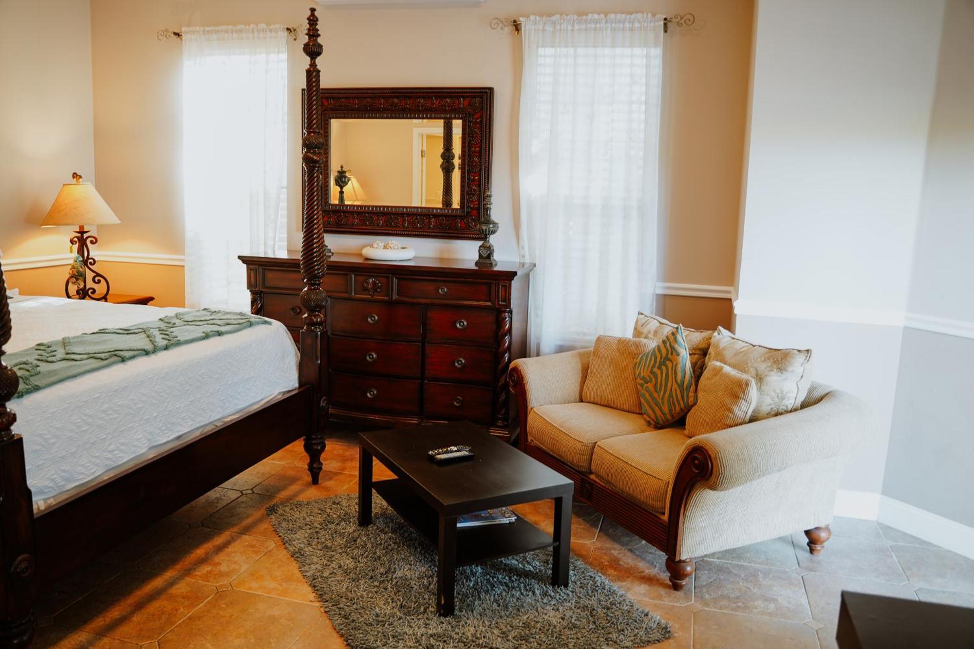Shangri-La Boutique Bed & Breakfast West Bay Room photo