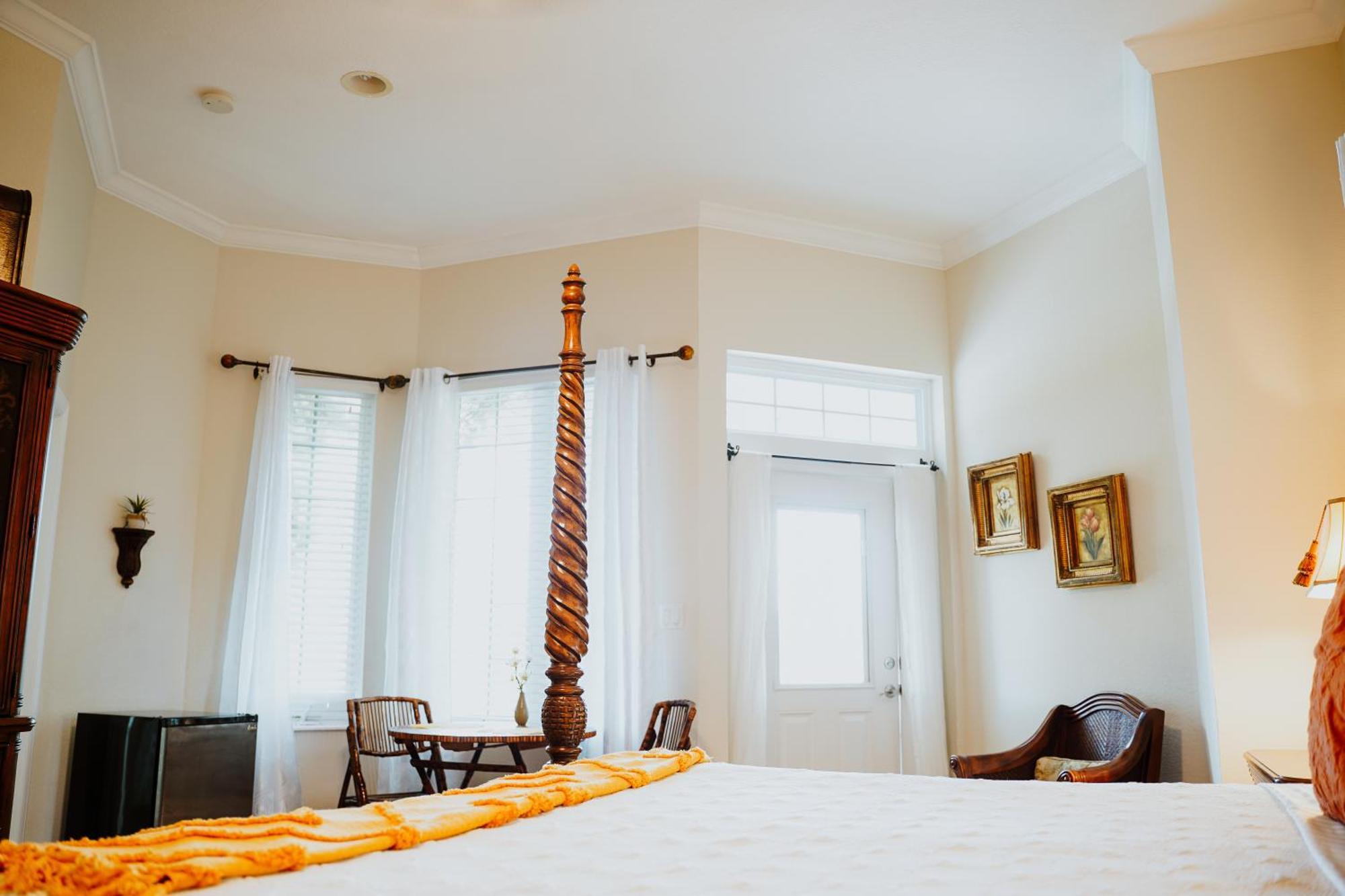 Shangri-La Boutique Bed & Breakfast West Bay Room photo