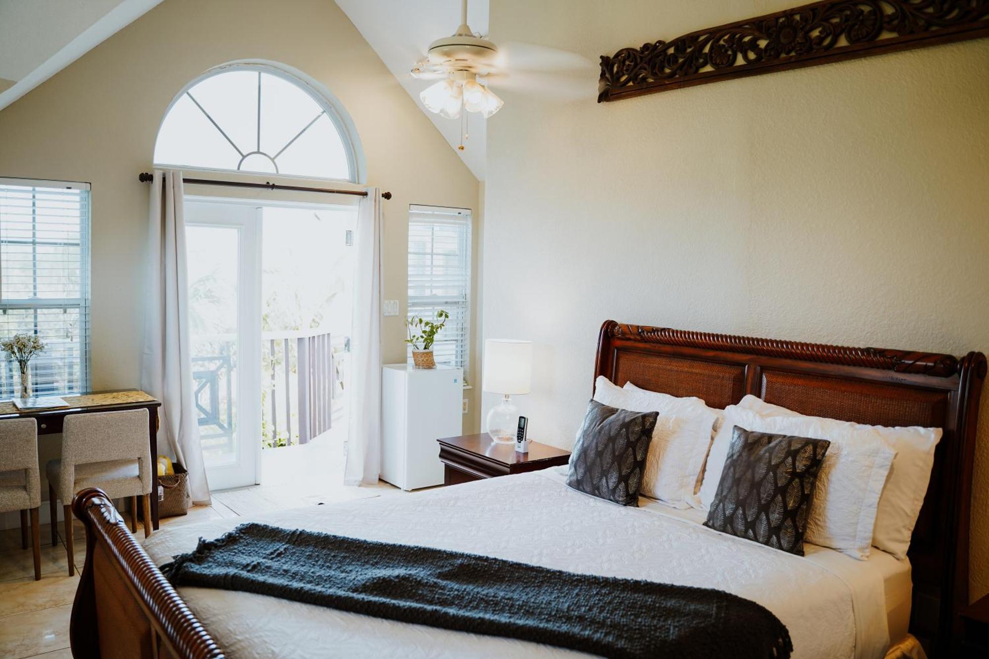 Shangri-La Boutique Bed & Breakfast West Bay Room photo