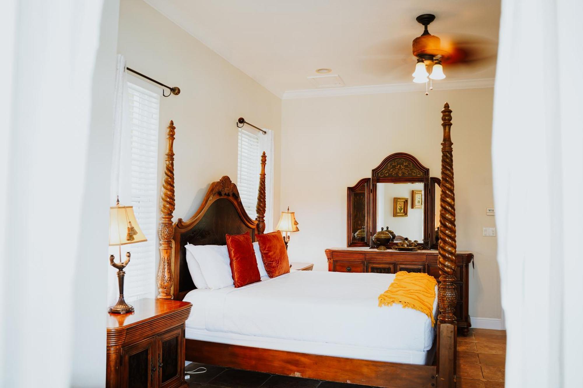 Shangri-La Boutique Bed & Breakfast West Bay Room photo