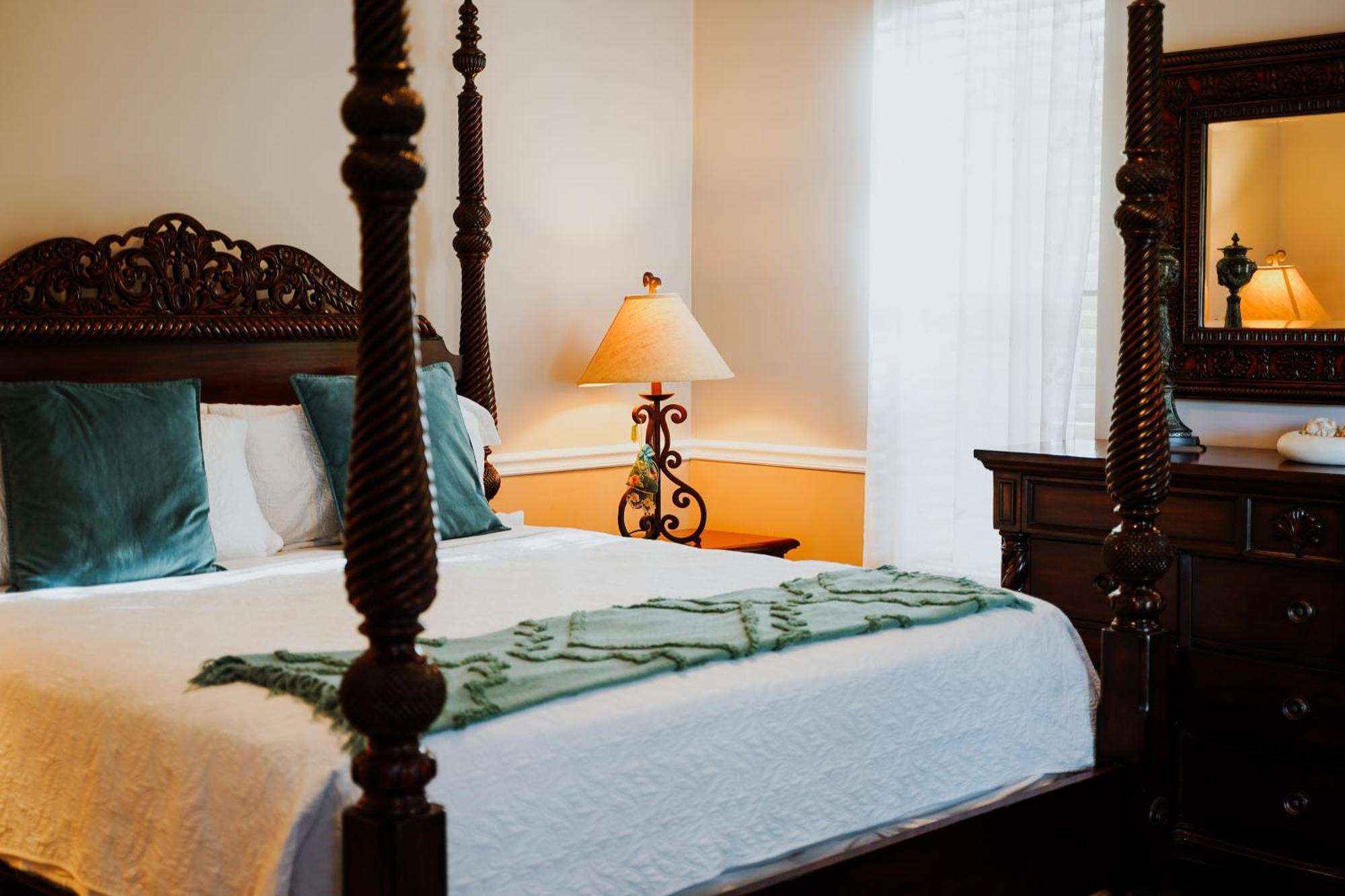 Shangri-La Boutique Bed & Breakfast West Bay Exterior photo